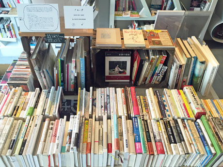 蓮沼執太さんの私物書籍やCDを集積する一角