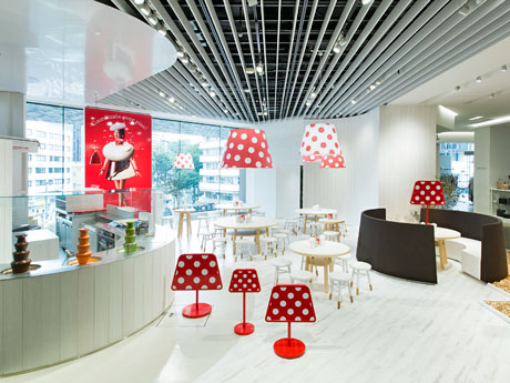 ブランドのカラーの赤や白を基調にピノの円すい台形を取り入れた店内