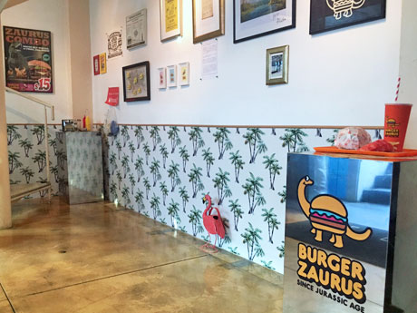 架空のバーガー店「バーガーザウルス」のメニューやポップなどを展示する店内