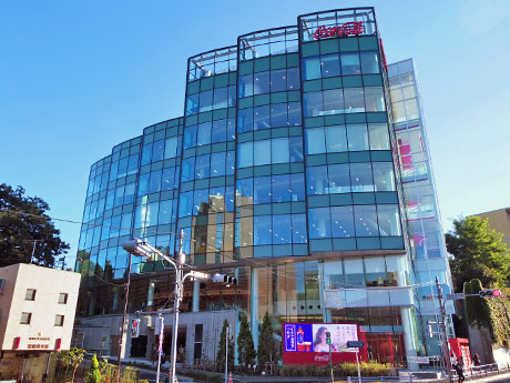 「ジョージア・グリーン」のガラスを採用するなどした新社屋外観