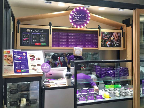 ブランドからの紫色を基調にする店舗