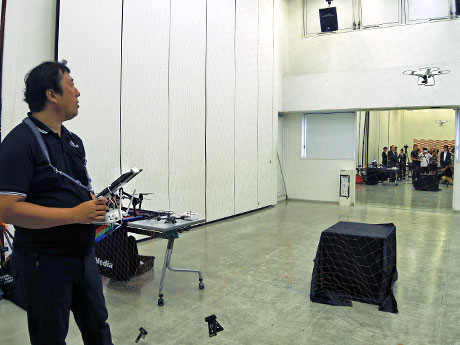 社会人向け「ドローンパイロット＆空撮コース」校舎内での実習イメージ