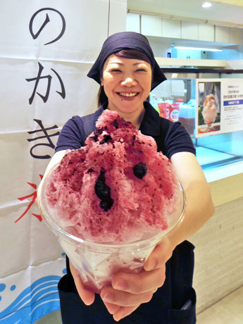 高さ約17センチで提供するかき氷