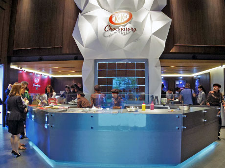 チョコレートの茶色を基調にした店内