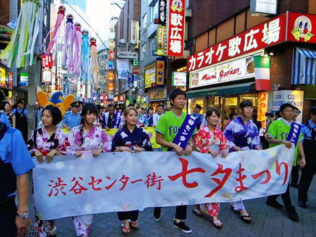 浴衣姿の女子大生らがバスケ通りをパレード