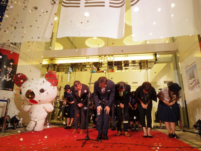 閉店のあいさつを終え頭を下げる柏本高志執行役店長（中央）ら