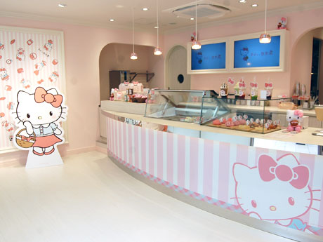 フォトスポット（写真左手）も用意するピンクと白が基調の店内