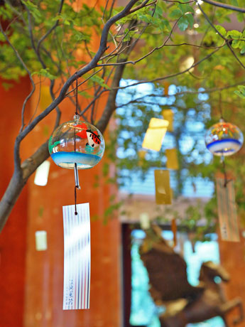 金魚やヒマワリなどが描かれた風鈴を飾っている