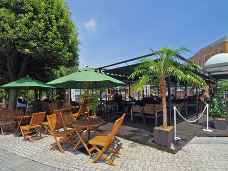 屋外に約200席を用意する