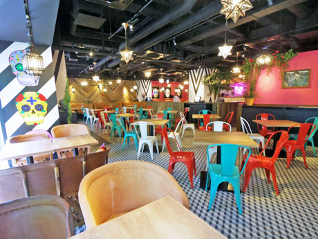 ピンクの壁面や「カラベラ」のデザインなどメキシコのテイストを取り入れる店内