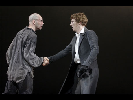 （左から）ジョニー・リー・ミラーさんとベネディクト・カンバーバッチさんが主演する「フランケンシュタイン」より&copy; Catherine Ashmore