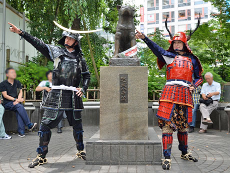 ハチ公像やSHIBUYA109、センター街などを背景に写真を撮影する