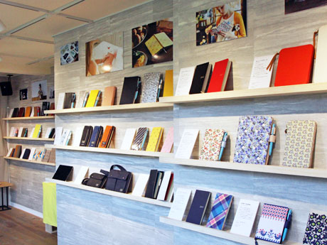 2017年度版のカバーなどが並ぶ場内