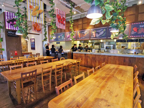 野菜のビジュアルなどを掲出する店内