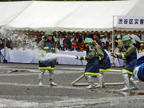 バケツリレーや担架を使った搬送などを体験できる（写真は昨年の防災訓練の様子）