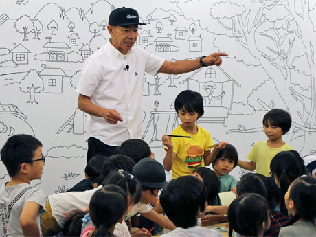 子どもたちとワークショップを行った木梨憲武さん
