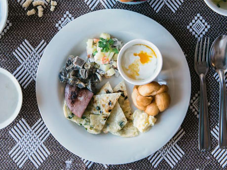 揚げドーナツのような「ボルツォク」や羊の骨付き肉を塩ゆでした「チャナサン・マフ」などのプレート