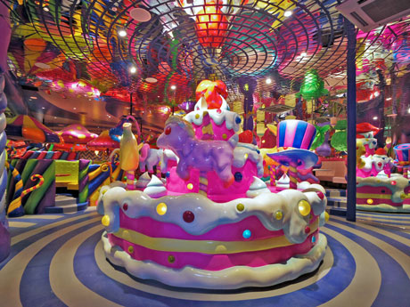 メリーゴーラウンドなどのオブジェが目を引く店内