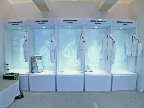 フラッシュ撮影すると香川真司さんらの「勝負前の無になる秘訣」が写るロッカー