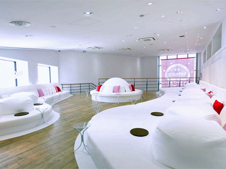 足をのばせるベッド型ソファなどを置く店内