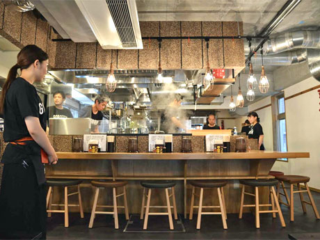 厨房を囲むカウンター席のエリア