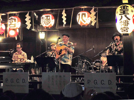 神楽殿でライブを行ったBEGIN