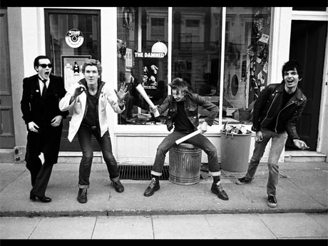 幾度のメンバーチェンジや解散・再結成を経て現在も活動を続けている「ザ・ダムド」