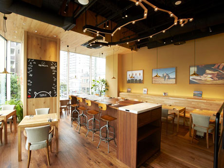 木目を基調にした店内