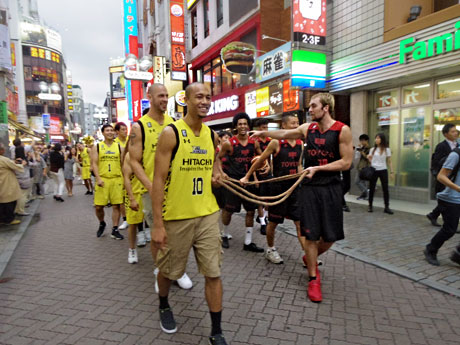 バスケ通りをパレードしたサンロッカーズ渋谷の選手（黄色のユニホーム）とアルバルク東京の選手