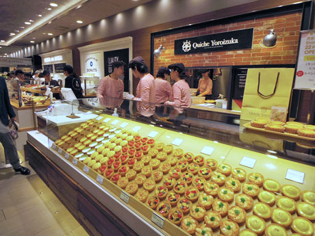 「キッシュヨロイヅカ」「カムデンズブルースタードナツ」など軽食系の店舗が並ぶ一角