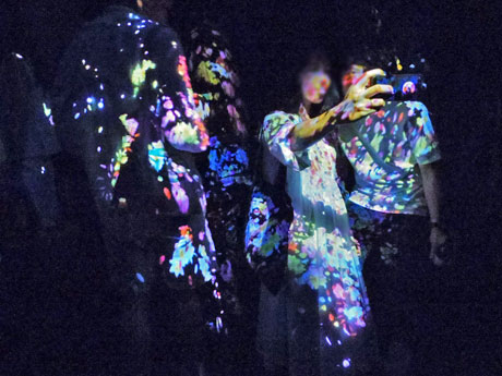 鑑賞者の体に「花」のデジタルアートを投影する「Flowers Bloom on People（人に咲く花）」