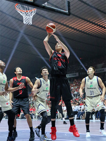 第2クオーターでシュートを決めた「アルバルク東京」竹内譲次選手（右から2番目）