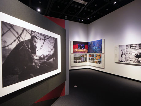 「世界報道写真大賞」を受賞した国境を越えようとする難民の男性と乳児の写真（左手）