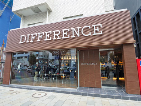 ガラス面を広くとった店舗外観