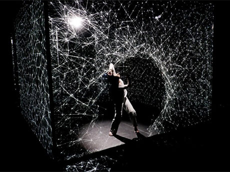 日本初演となる仏カンパニー・アドリアンM／クレールB「HAKANA?」より&copy;RomainEtienne