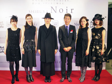 黒のアイテムでコーディネートしたファッションショーには社員がモデルとして登場した。右から3番目が篁富夫店長