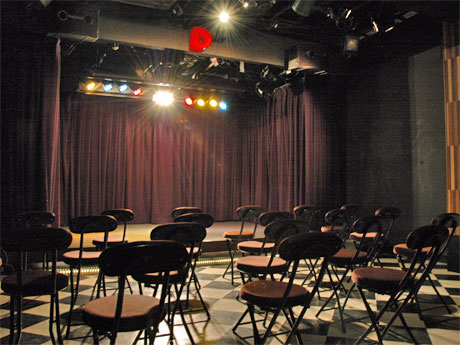 「シアターD」の劇場内