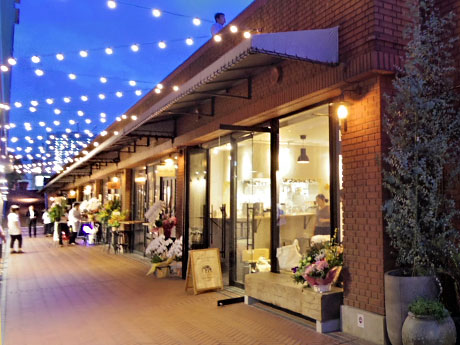 さまざまな業態の飲食店5店舗が軒を連ねる