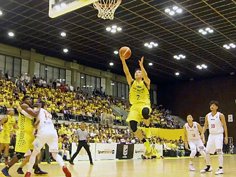 レイアップシュートを放つ「サンロッカーズ渋谷」伊藤駿選手（中央）