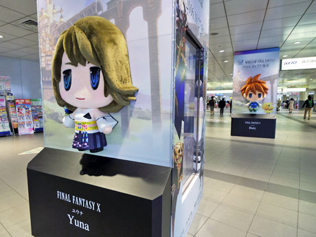 井の頭線渋谷駅コンコースに設置された2頭身のキャラクターフィギュア