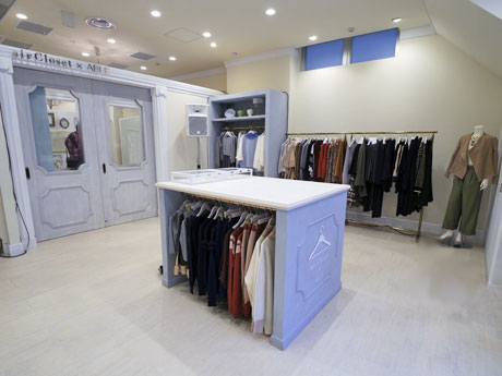 レンタル用の洋服をディスプレーする1階「セレクトゾーン」