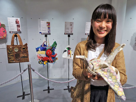 グランプリに選ばれた「折り鶴バッグ」を制作した大学生の「ピーちゃん」さん