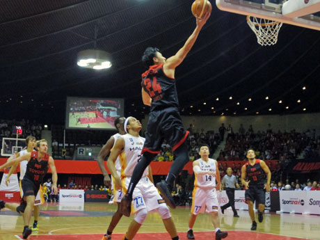 レイアップシュートを決めた田中大貴選手（中央）