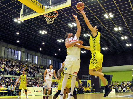 シュートを放つ広瀬健太選手（写真右）