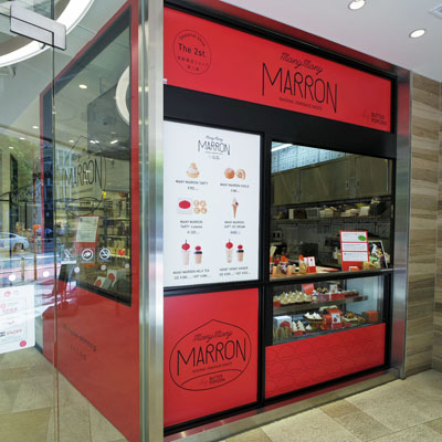 赤茶色を基調にした店舗外観