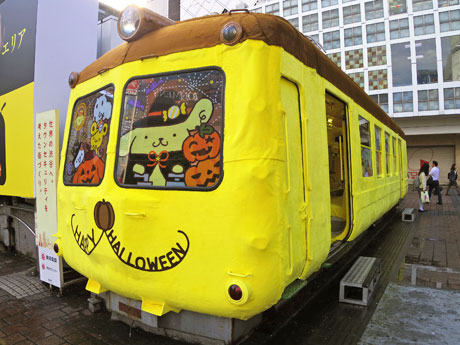 ポムポムプリン仕様にラッピングした東急5000系車両（青ガエル）