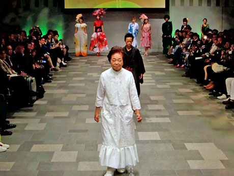 ハンセン病回復者である女性（中央）がモデルとしてランウェーに登場