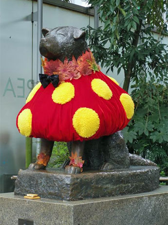 キノコやモミジをデザインした秋の装い