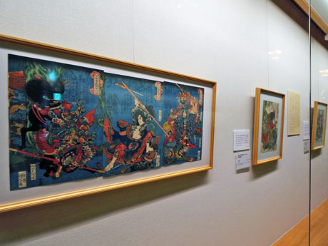 「通俗水滸伝豪傑百八人之一個」シリーズの武者絵が並ぶ場内