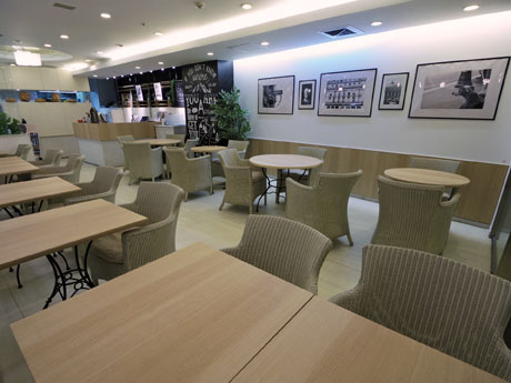 落ち着いた雰囲気に仕上げた店内